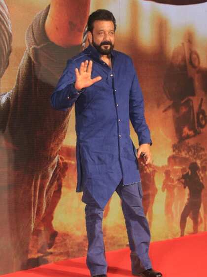 sanjay dutt ने गदर 2 की सक्सेस पार्टी में दबंग अंदाज़ में एंट्री की ।