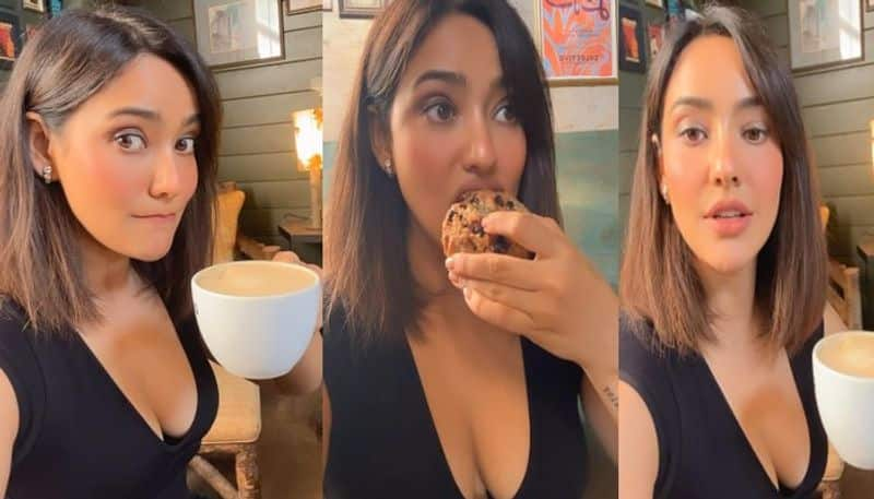 Actress Neha Sharma stunning selfies NSK