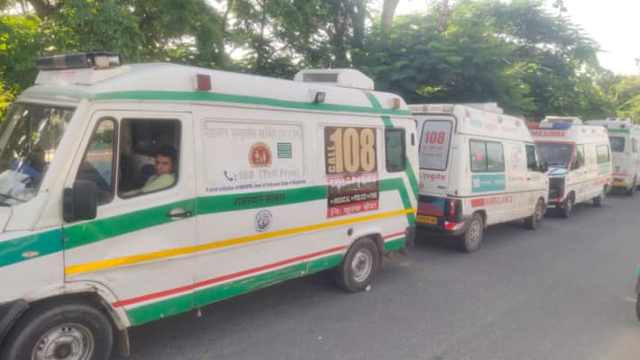 Karnataka: Employees of 108 Ambulance service announce strike from today 8pm over unpaid wages vkp