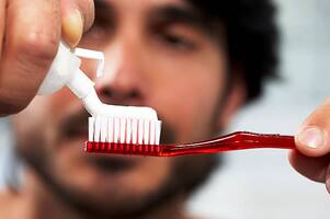 Toothpaste: టూత్ బ్రష్ నిండా పేస్ట్ వేసుకొని పళ్లు తోముతున్నారా? ఎంత డేంజరో తెలుసా?