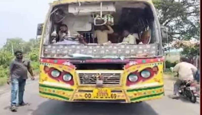 elephant attacks on  private Bus in  Andhra pradesh Parvatipuram Manyam District lns