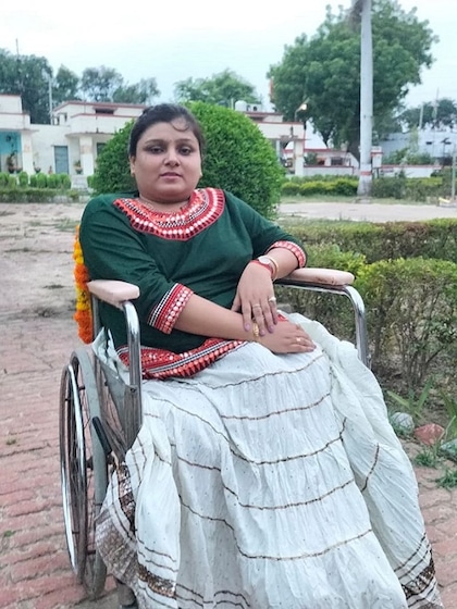 इस लड़की ने सैकड़ों को बनाया आत्मनिर्भर, खुद खड़ी नहीं हो सकती