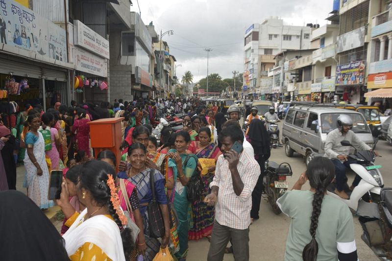 Gruhalakshmi Scheme Effect Women lined up in front of private banks gvd