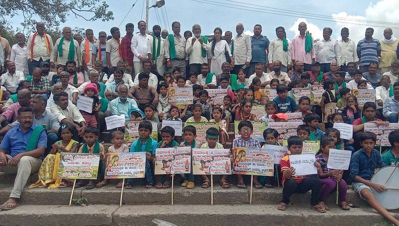 Children who supported Cauvery water struggle at mandya gvd