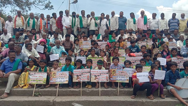 Children who supported Cauvery water struggle at mandya gvd