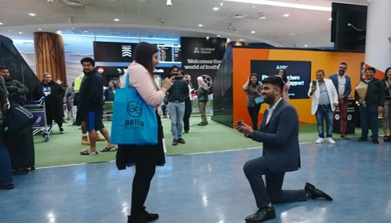 man proposes girlfriend at airport hyp