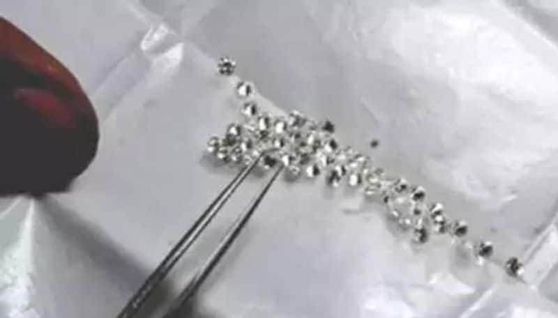 Diamonds Worth Over 5 crore from mumbai shop, employees under arrest prm 