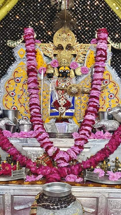 <p>कहा जाता है श्री सांवलिया सेठ मीराबाई से जुड़े हुए हैं। सांवरिया सेठ वहीं गिरधर गोपाल है जिनकी मीराबाई दिन रात पूजा करती थी।</p>
