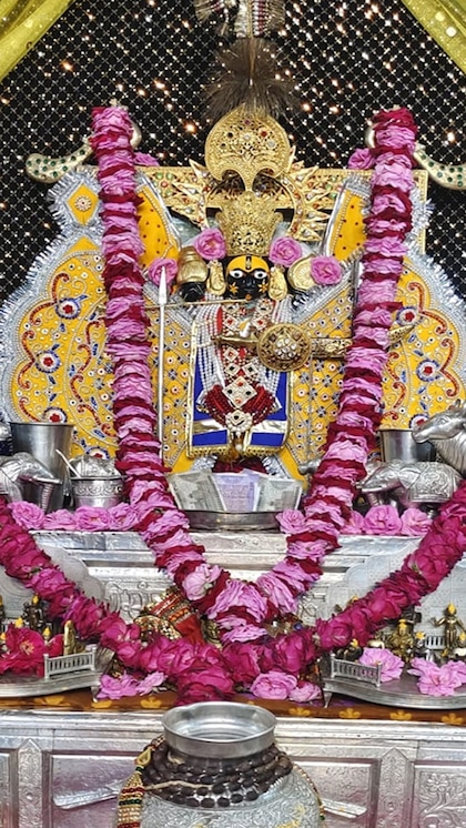 <p>कहा जाता है श्री सांवलिया सेठ मीराबाई से जुड़े हुए हैं। सांवरिया सेठ वहीं गिरधर गोपाल है जिनकी मीराबाई दिन रात पूजा करती थी।</p>
