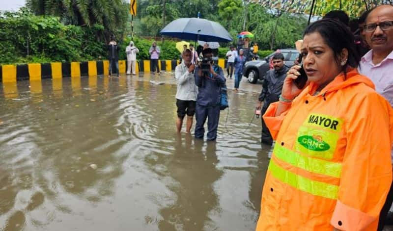 Hyderabad Rains ... GHMC Mayor Gadwal Vijayalakshmi visited Flood hit areas in Balkampet AKP 