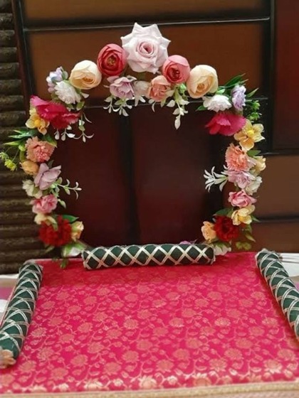 <p>आज कल बाजार में बहुत तरह की लेस मिलती हैं। फूलों के साथ लेस का कॉम्बिनेशन बना कर झूला बनाएं। </p>

