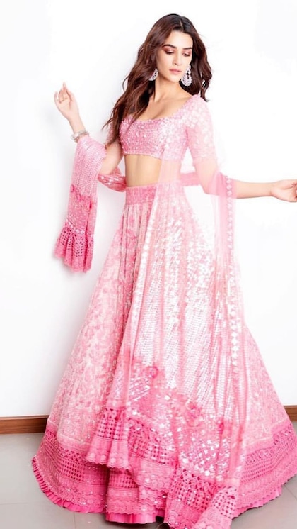 वेडिंग हो या फेस्टिवल पहनें Kriti Sanon के 10 ब्लाउज, लगेंगी सेसी