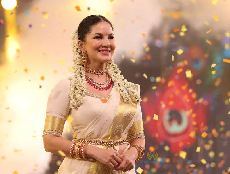 Bollywood actress Sunny Leone colourful photos srb