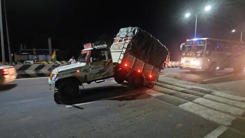 small size load vehicle broken while try to crossing a speed breaker in tirupur district