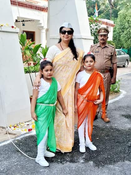 <p>आईएएस दिव्या मित्तल अपने अंदाज और काम को लेकर अक्सर सुर्खियों में बनी रहती हैं। 19 सितम्बर 2022 से मिर्जापुर में डीएम के पद पर तैनात थीं।</p>
