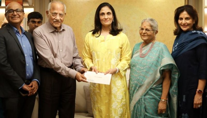 Jailer movie Producer Kalanithi handed overa a cheque for one crore to dr. Prathap Reddy NSK 