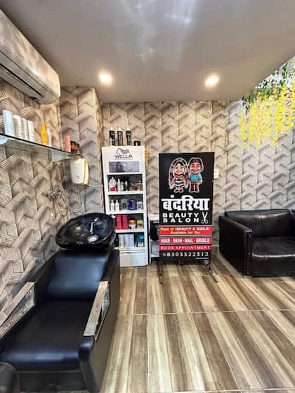 विकास 21 साल के हैं ।साल 2022 में सैलून  का नाम रजिस्टर्ड कराया था