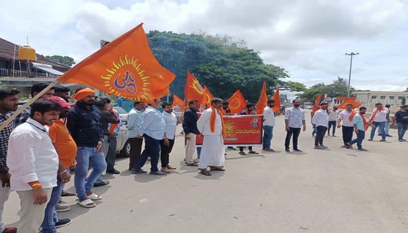 Hindu Activists Protest Against Udhayanidhi Stalin Statement in Chikkamagaluru grg