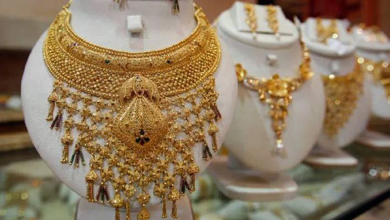 Gold price surprises: Sovereign drops by Rs. 2200 tvk