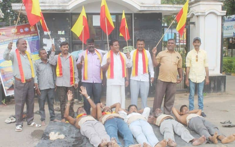 Continuous protest against release of Cauvery water to Tamil Nadu gvd