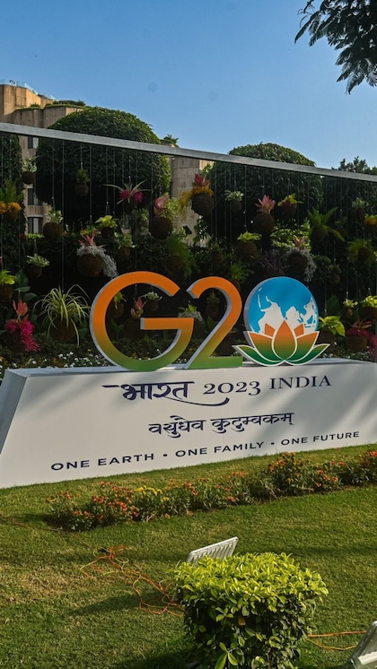 <p>G-20 Summit की मेजबानी करने के लिए भारत तैयार हैं लेकिन उससे पहले शेरपा की चर्चा हो रही है। ऐसे में ये जानना जरुरी है कि शेरपा क्या है और भारत ने किसे शेरपा नियुक्त किया है?</p>

<p> </p>

<h2> </h2>
