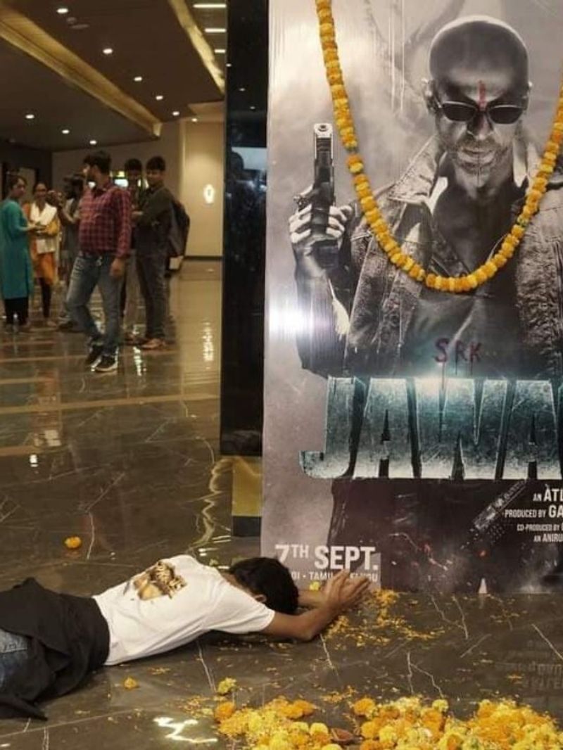 जवान हिंदी, तमिल और तेलुगु भाषाओं में रिलीज़ हुई है