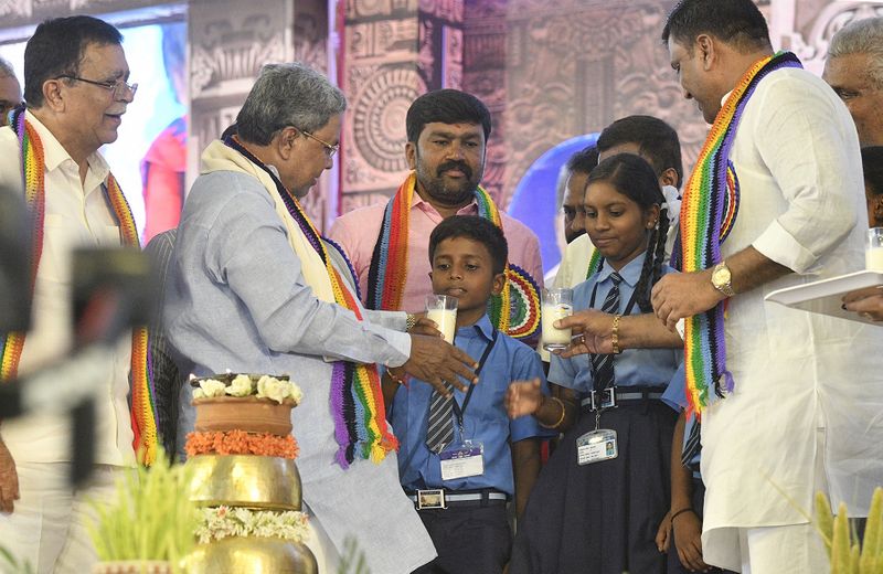 CM Siddaramaiah made children drink milk in Tumakuru gvd