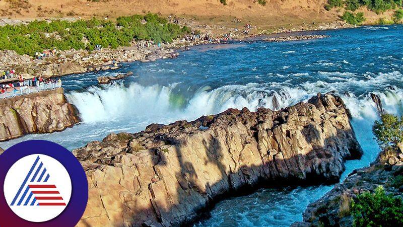 Narmada River which divides India into two parts pav 