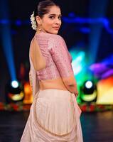 నడుము నొక్కిపెట్టి చూపిస్తూ ప్రాణం తీస్తున్న రష్మీ గౌతమ్.. కొంగుతో కొంచెం మాత్రమే కవర్ చేసి పరువాల వరద 