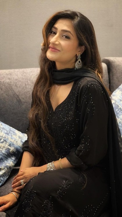 <p>डांस के साथ धनश्री का फैंस सेंस भी गजब का है। आप फेस्टिव सीजन में धनश्री का ब्लैक सूट पहन सकती हैं। एक्ट्रेस ने शिमरी सूट कैरी किया है। जिसके साथ सिल्वर ज्वेलरी सुंदर लग रही है।</p>
