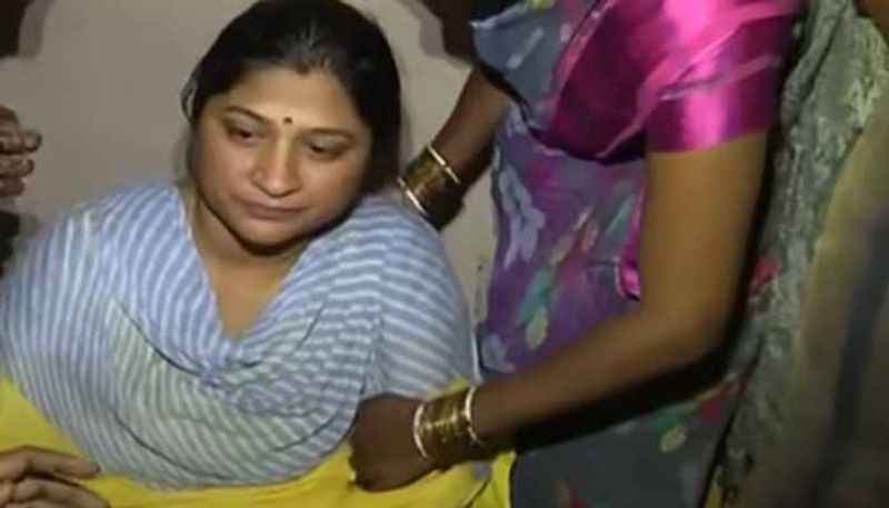 Home guard  Ravinder Wife  Sandhya Withdraw protest in hyderabad lns