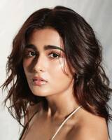 సొట్టబుగ్గ వచ్చేలా నవ్వుతూ... కెమెరాకు దగ్గరగా ఫోజులిస్తూ కవ్విస్తున్నషాలినీ పాండే..