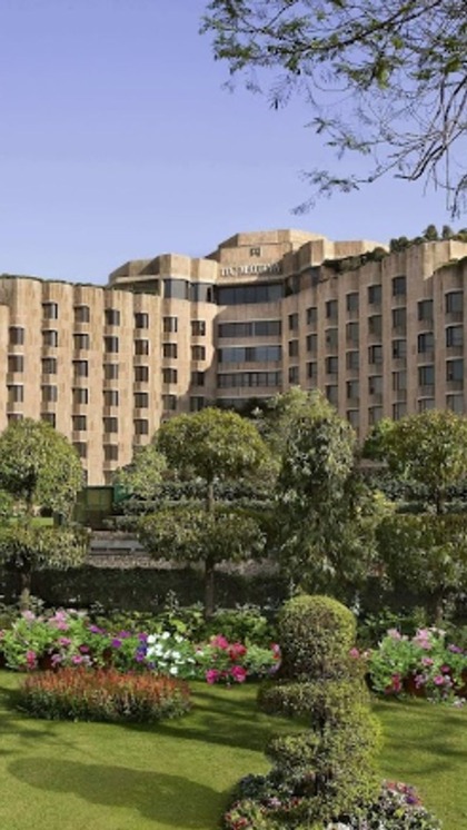 <p>अमेरिकी राष्ट्रपति दिल्ली स्थित ITC Mourya होटल में ठहरेंगे। उनका कमरा 14वें फ्लोर पर होगा। बाइडेन के आगमन के लिए स्पेशल लिफ्ट लगाई गई है। </p>
