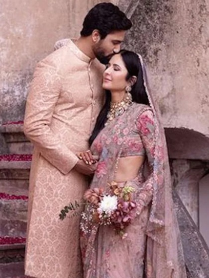 <p>बी टाउन में अफवाह उड़ रही है विक्की कौशल और कटरीना कैफ जल्द ही नन्हें मेहमान का स्वागत करने वाले हैं। </p>
