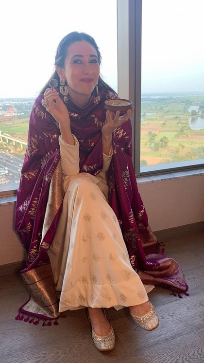<p>एक्ट्रेस ने डिजाइनर व्हाइट सूट कैरी किया है। एक्ट्रेस ने लुक को हैवी बनारसी दुपट्टे और एयररिंग्स के साथ कंप्लीट किया है। आप फेस्टिव सीजन में इसे स्टाइल कर सकती हैं। </p>
