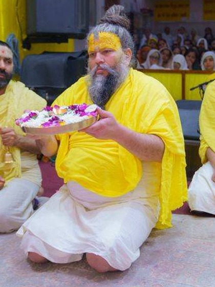 <p>सोशल मीडिया पर वायरल इस वीडियो में प्रेमानंद महाराज बता रहे हैं कि जब वे गुरु आश्रम में रहते थे तो वहां नजदीक ही एक खंडहर था, जो काफी समय से सुनसान था, वहां कोई रहता नहीं था।</p>
