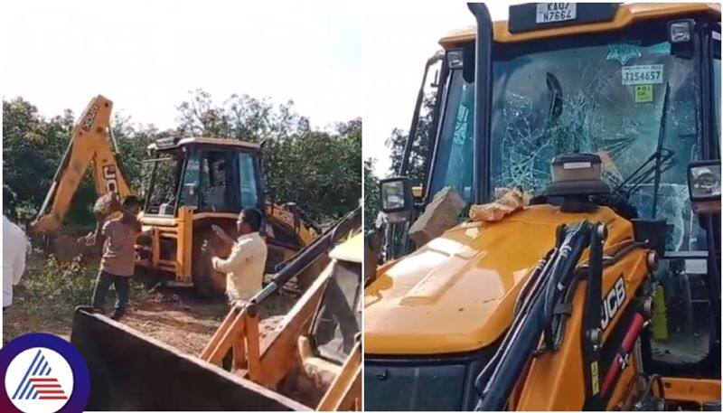 Kolar People pelted stones on forest land encroachment evacuees sat