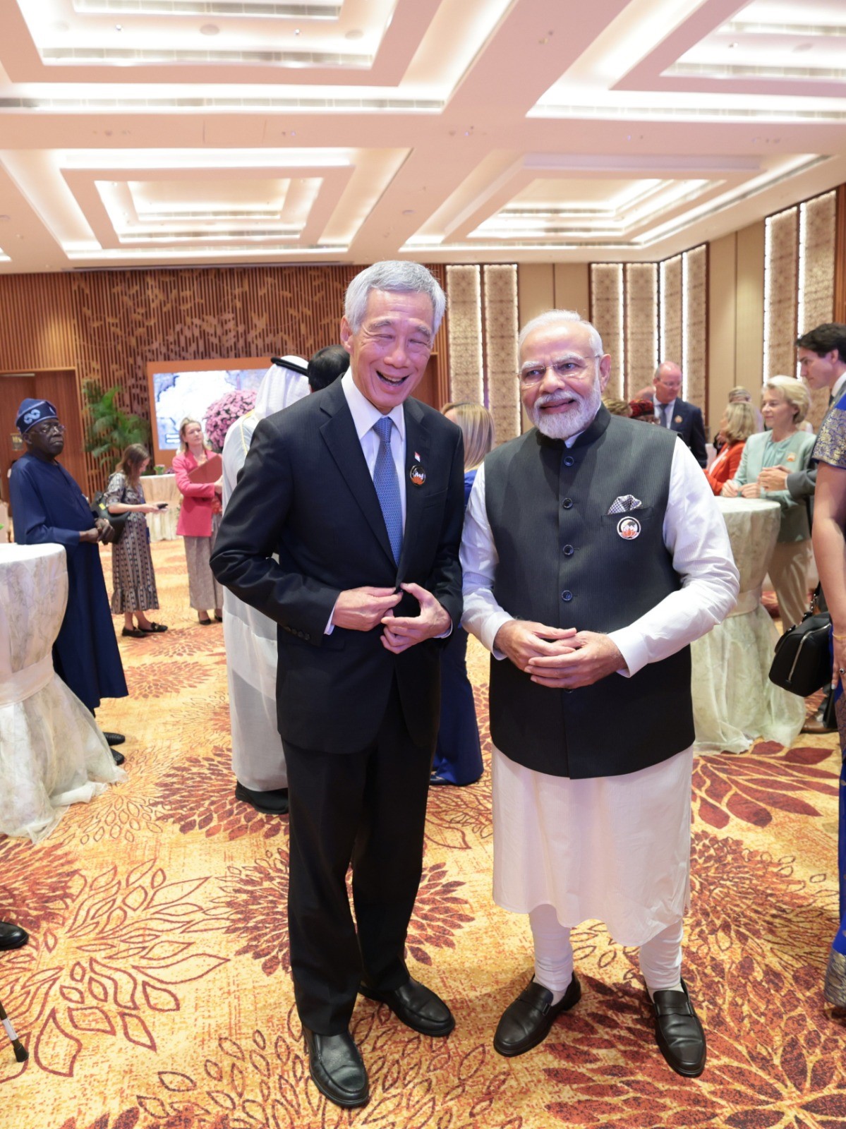 सिंगापुर पीएम के साथ ठहाके लगाते पीएम मोदी