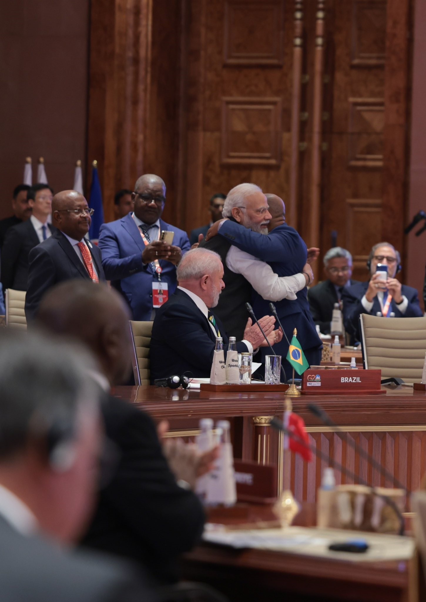 साउथ अफ्रीका यूनियन प्रमुख को गले लगाते PM मोदी