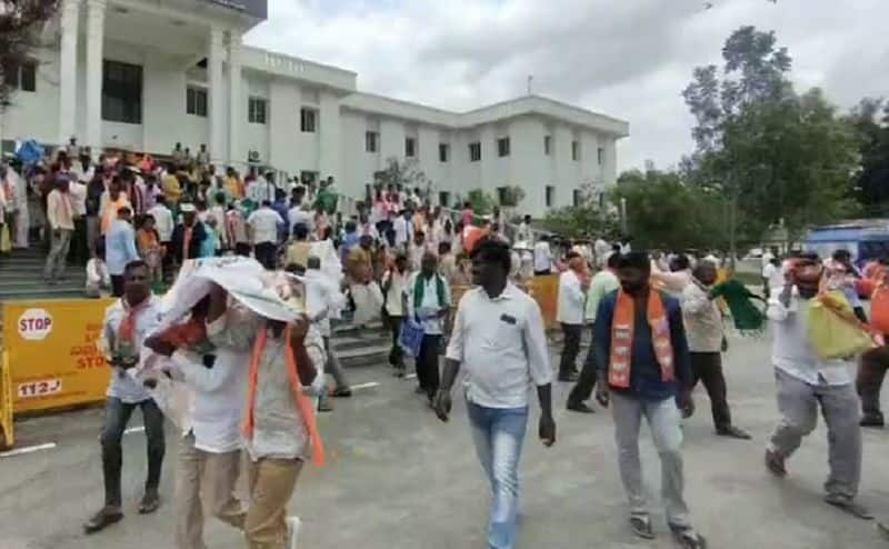 honey bees attack on bjp mp s muniswamy and workers during protest in kolar gvd