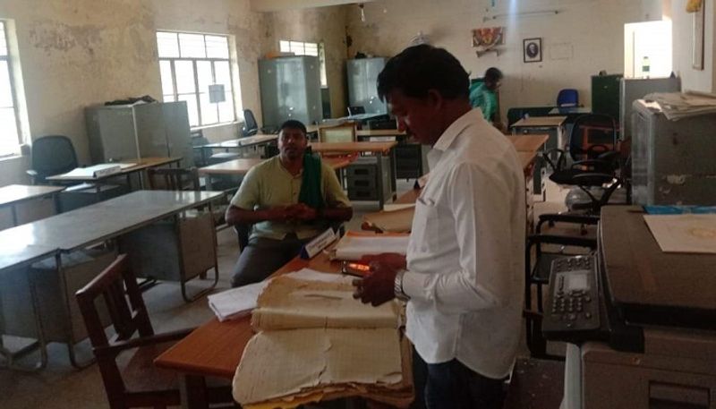 MLA Darshan Puttannaiah Cleaned the Government Office in Mandya grg 