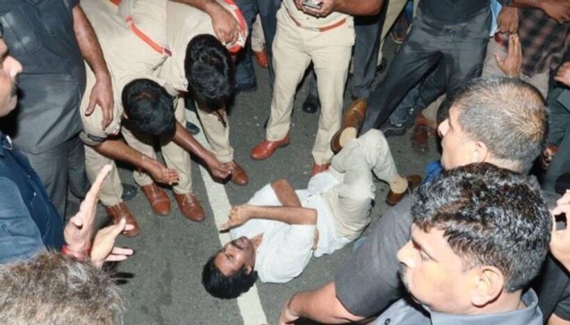 జనసేనానిని అడ్డుకున్న పోలీసులు.. రోడ్డుపై పడుకుని పవన్ కళ్యాణ్ నిరసన