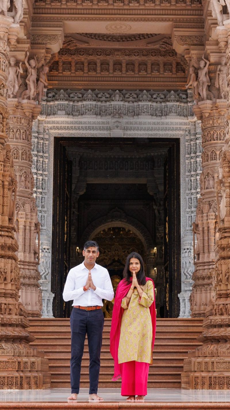 पत्नी संग किए अक्षरधाम मंदिर के दर्शन