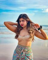 బీచ్ లో రీతూ చౌదరి అందాల దుకాణం.. సముద్రపు ఒడ్డున మైండ్ బ్లోయింగ్ ఫోజులు.. రచ్చరచ్చే..