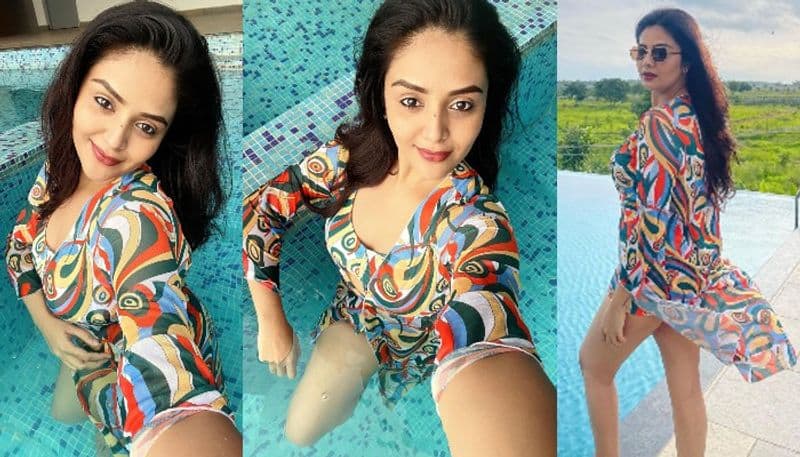 Anchor Sreemukhi Stunning stills in swimming pool NSK