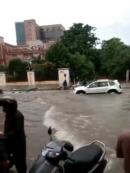 लखनऊ की सड़कें जलमग्न