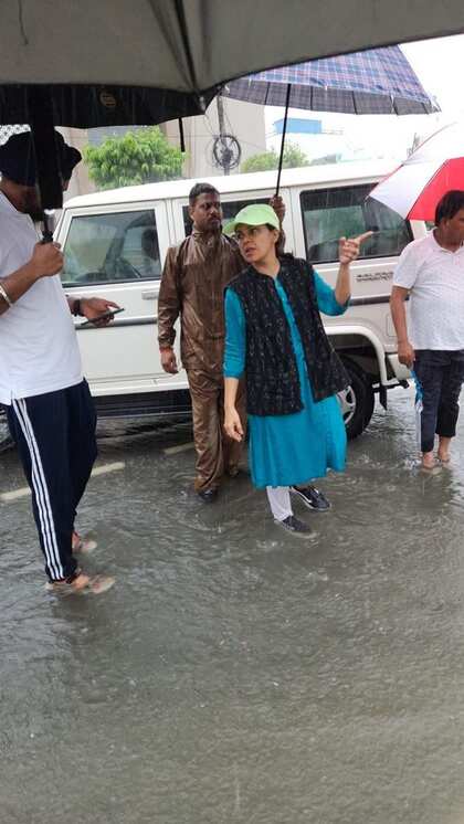 लखनऊ की कमिश्नर रौशन जैकब खुद उतरी पानी में