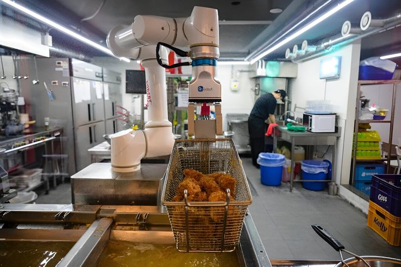 100 fried chicken in 2 hours: Amid labour woes, robot chefs becoming a game-changer in South Korea - WATCH snt