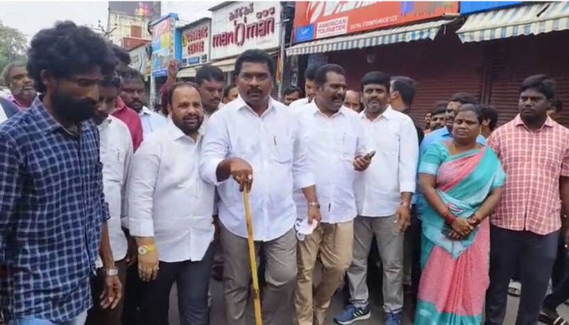 లాఠీ పట్టుకుని గుంటూరు రోడ్లపై తిరుగుతూ... వైసిపి మేయర్ మనోహర్ హల్ చల్ (వీడియో)
