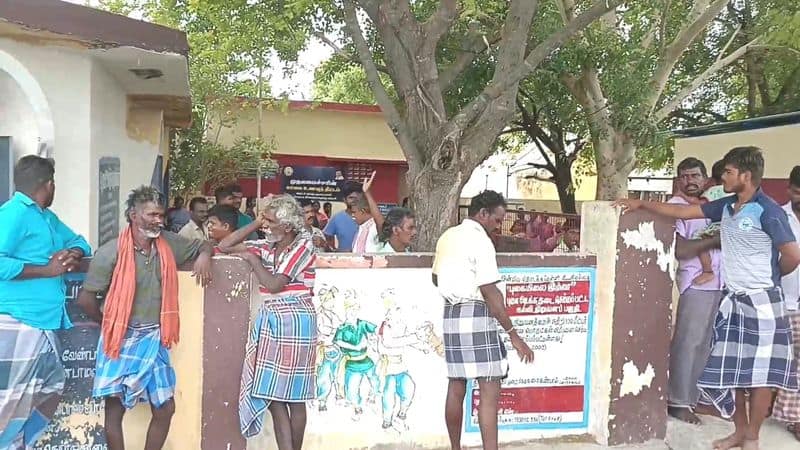 parents protest against food maker in government schools for her caste in thoothukudi vel